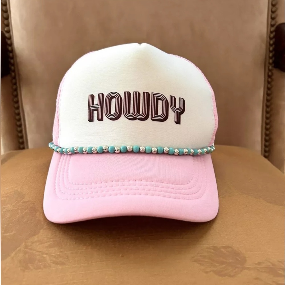 ‘Howdy’ Trucker Hat Light Pink White with Detachable Bead Chain NWOT, Adjustable
